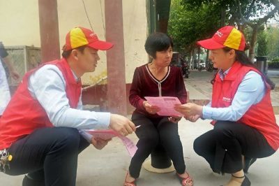 “太行之光”黨員服務隊隊員走街串巷入社區(qū)向廣大群眾發(fā)放安全用電宣傳單