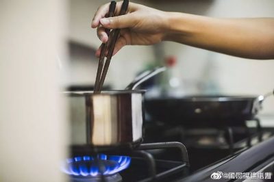 燃?xì)庠畎l(fā)生意外時(shí)，嚴(yán)禁打開(kāi)任何電器