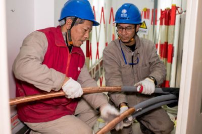 110千伏長(zhǎng)里變電站內(nèi)制作10千伏龍江線電纜頭