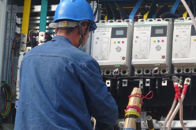 大張莊鎮(zhèn)圍子山臺區(qū)進(jìn)行農(nóng)網(wǎng)改造施工