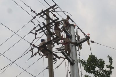 更換絕緣導(dǎo)線  為夏峰安全供電添保障