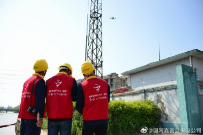 無(wú)人機(jī)巡檢戶(hù)外避雷針和110千伏門(mén)架