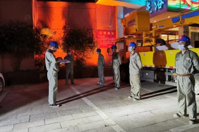 帶電作業(yè)小伙，在夜間濕透衣襟