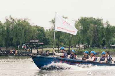 沖鋒舟進(jìn)行水上應(yīng)急演練,確?？焖倥耪? title=