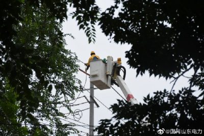 對10千伏曲莊線進行帶電斷接引流線工作