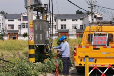 供電所運維人員對鹽閘小區(qū)12、14變壓器進行負荷切改