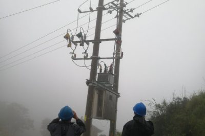 雨中搶修保供電??快速復電客戶贊