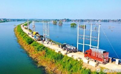 在廬江縣同大鎮(zhèn)白石天河古圩段圩堤上進(jìn)行立桿、架線、安裝配變?cè)O(shè)備