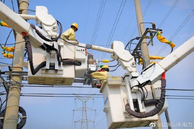 順利完成10千伏濱海II線61號桿開關(guān)的更換工作