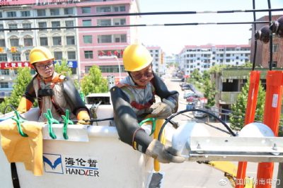 網(wǎng)婁星區(qū)供電支公司開展低壓線路解頭、搭火作業(yè)