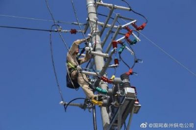 在泰州婦幼保健所工程現(xiàn)場(chǎng)安裝500KVA變壓器1臺(tái)及附屬設(shè)備