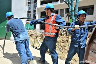 堅(jiān)守一線搶修保電，他們不服“暑”