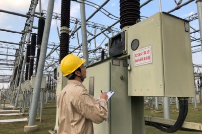 開展變電站安全巡視，確保設(shè)備安全運行