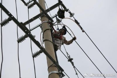 開展進出線電纜敷設及安裝配電線箱作業(yè)