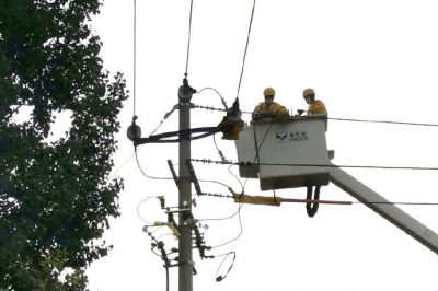 完成10千伏開創(chuàng)線雞廠支線16號(hào)桿用戶接火工作