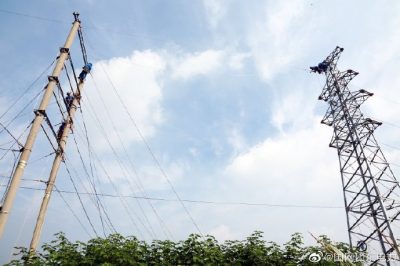 35千伏黃山線12號塔-16號塔進行遷移架設(shè)