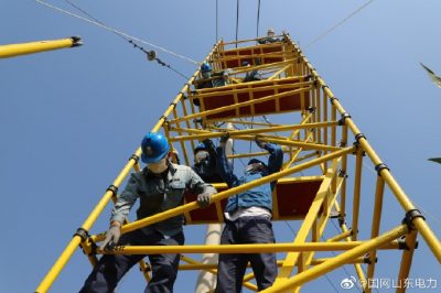 在10千伏樓府線孫士麻支線71號(hào)桿處開展帶電作業(yè)