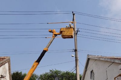 對10千伏北楊線晉家分支更換歪斜瓷瓶