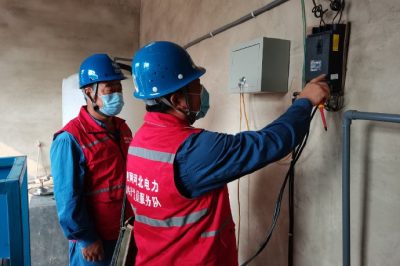 國網(wǎng)南皮縣供電公司電力員工走進(jìn)企業(yè)進(jìn)行安全用電檢查