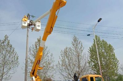 在10千伏五岔口支線2號桿，帶電更換設(shè)備線夾