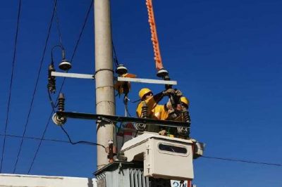 開展帶電消缺工作，更換跌落式熔斷器