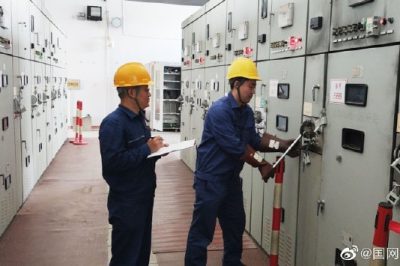 變電運(yùn)維員工對(duì)清涼店進(jìn)行開關(guān)轉(zhuǎn)檢修工作