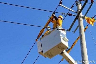 在饒圣線、里張線2條10千伏線路，完成4組老舊絕緣子更換工作