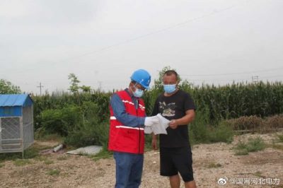 來到辛集鎮(zhèn)辛集村宣傳用電安全知識