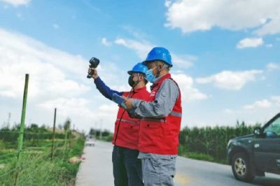 國網孟村回族自治縣供電公司共產黨員服務隊對農排線路進行巡視
