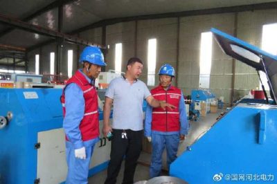 國網(wǎng)饒陽縣供電公司組織工作人員走進(jìn)企業(yè)開展安全用電宣傳活動(dòng)