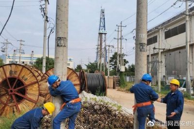 高新供電分公司對(duì)新進(jìn)人員進(jìn)行上桿培訓(xùn)