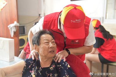 “紅馬甲”走進(jìn)敬老院，傾聽(tīng)老人心聲