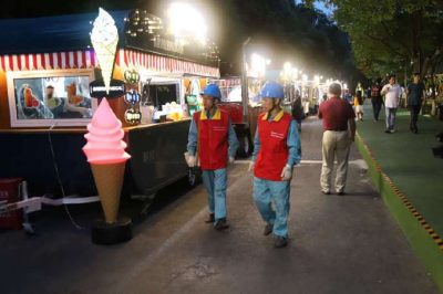 國網(wǎng)寧波市鄞州區(qū)供電公司來到夜貓子夜市進(jìn)行用電量檢查工作