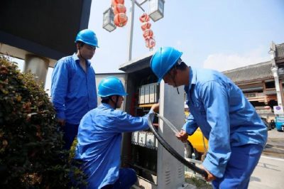 在開船儀式的舉辦點(diǎn)進(jìn)行配電箱的安裝調(diào)試