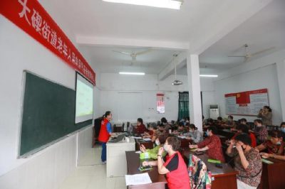 為老人開設(shè)冬季用電安全課