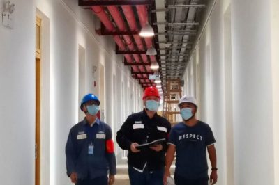 對(duì)廣東華商學(xué)院檢查用電設(shè)施線路，消除用電隱患