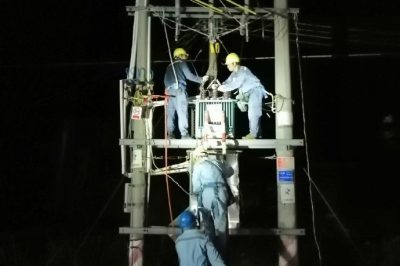 南方電網(wǎng)廣東江門臺山供電局下川供電所運維人員開展緊急搶修