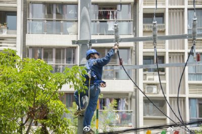 全面整改殘舊老化低壓線路17.59公里，增加用電容量5150千伏安