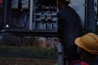 在10千伏大梅線雙宅#4變、梅樹周堂院臺(tái)區(qū)進(jìn)行用電安全檢查