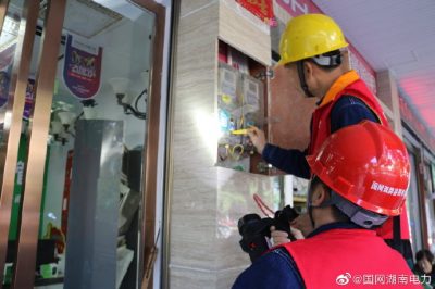 對(duì)三小2號(hào)公變開(kāi)展臺(tái)區(qū)現(xiàn)場(chǎng)稽查