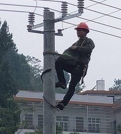 在10千伏法高線新澤#2變臺區(qū)進行負(fù)荷調(diào)整及隱患整改工作