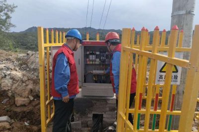 旅游景區(qū)竇王嶺對(duì)內(nèi)部設(shè)備、供電線路、配電室進(jìn)行仔細(xì)檢查