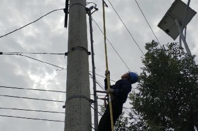 居民停電報修搶修人員迅速驅(qū)車趕赴現(xiàn)場