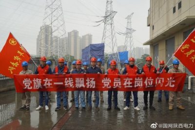 黨旗在一線飄揚(yáng) 黨員在崗位閃光