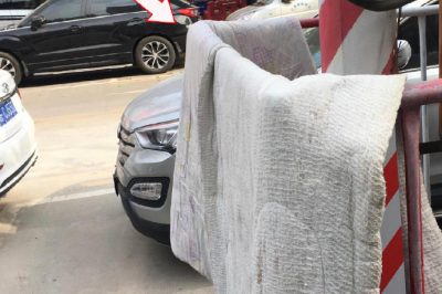 變壓器圍欄曬被？小心觸電！