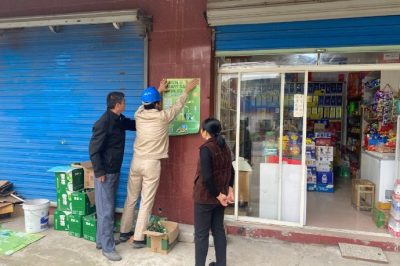 白馬供電所組織人員走街入戶張貼宣傳畫和發(fā)放活動(dòng)手冊(cè)