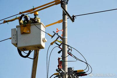對(duì)10千伏城工Ⅱ線62號(hào)桿處開關(guān)進(jìn)行帶電接火作業(yè)