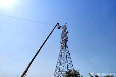 開展上林110千伏送出工程D26號(hào)－D32號(hào)段導(dǎo)線架設(shè)