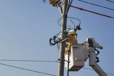 在10千伏豐收甲線63號(hào)桿開展帶電業(yè)擴(kuò)接火，