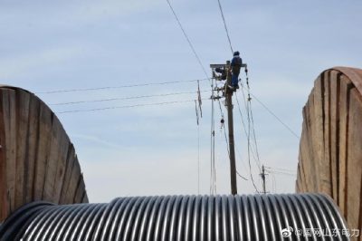 施工人員對侯家鎮(zhèn)南廒村進(jìn)行農(nóng)網(wǎng)升級(jí)改造